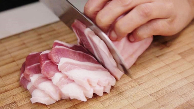 Th&aacute;i thịt n&ecirc;n th&aacute;i dọc thớ hay ngang thớ? Việc đơn giản nhưng kh&ocirc;ng phải ai cũng biết - Ảnh 3.