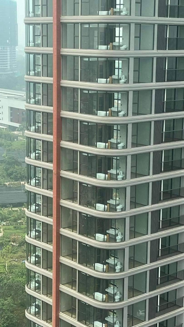 Thực hư về căn hộ có phòng tắm lộ thiên đang gây bão MXH: Vì sao nhiều người không tin là có thật ở Việt Nam? - Ảnh 1.