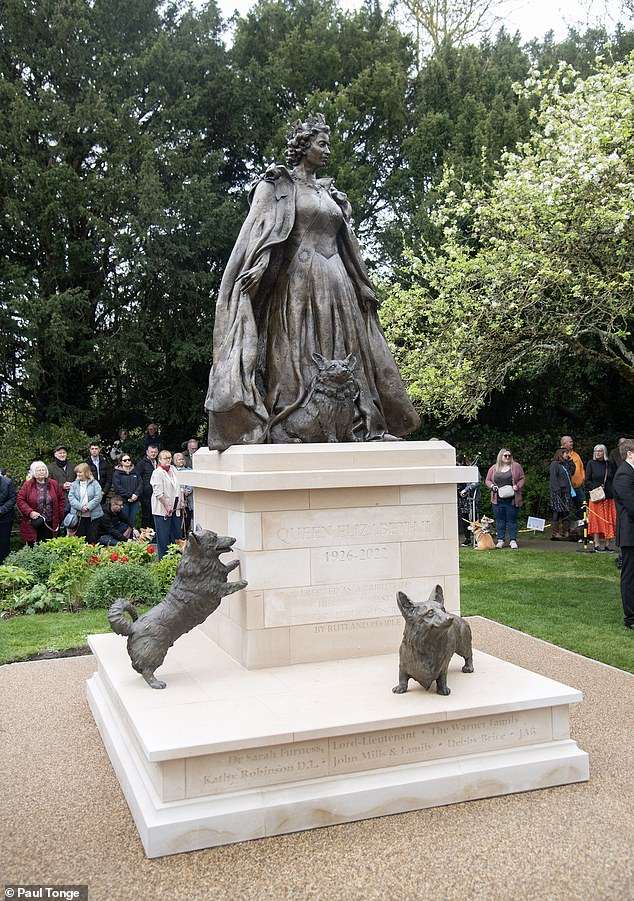 Tượng đài Nữ vương Elizabeth II cùng 3 chú chó corgi được khánh thành, dân Anh xúc động tưởng nhớ vị vua đáng kính - Ảnh 1.