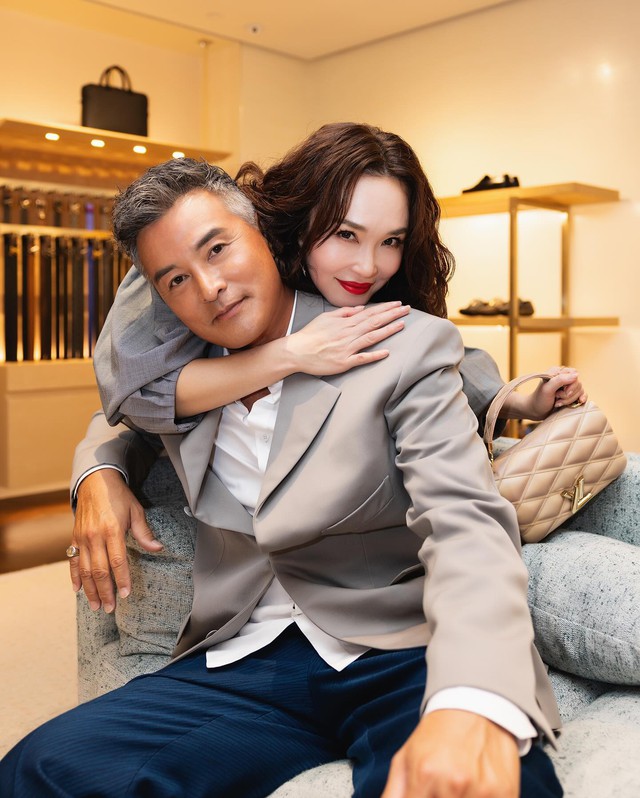 Dương Quá - Tiểu Long Nữ đẹp nhất màn ảnh: Chồng tóc bạc trắng, vợ vẫn trẻ đẹp, 25 năm yêu như cổ tích - Ảnh 1.