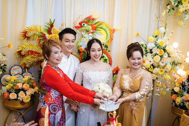 Đám cưới TiTi (HKT): Cô dâu chú rể trao nụ hôn cực ngọt, Tiến Luật - Lâm Vỹ Dạ và dàn sao Vbiz đổ bộ chúc mừng - Ảnh 16.