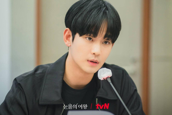 Kim Soo Hyun có hành động lạ ngay lần đầu gặp Kim Ji Won, xuất hiện cả phản ứng đặc biệt? - Ảnh 4.