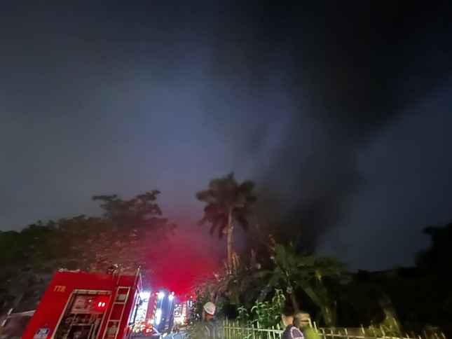 Cháy lớn tại nhà xưởng ở Thanh Trì, nhiều tiếng nổ lớn phát ra nghi do bình ga - Ảnh 1.