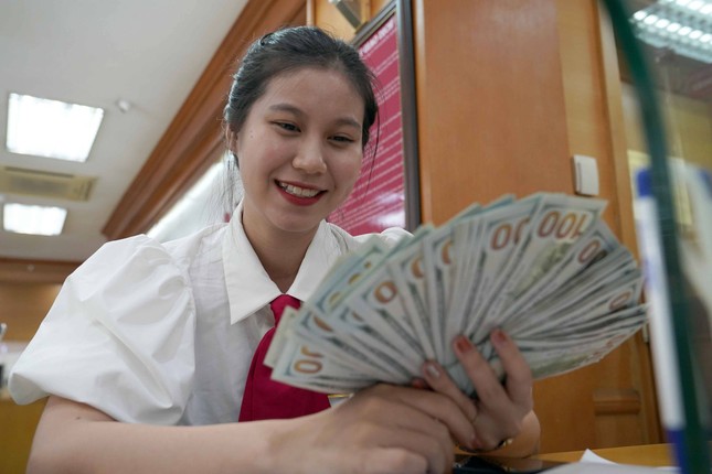 Gi&aacute; v&agrave;ng nhẫn giảm mạnh, USD vẫn n&oacute;ng - Ảnh 2.