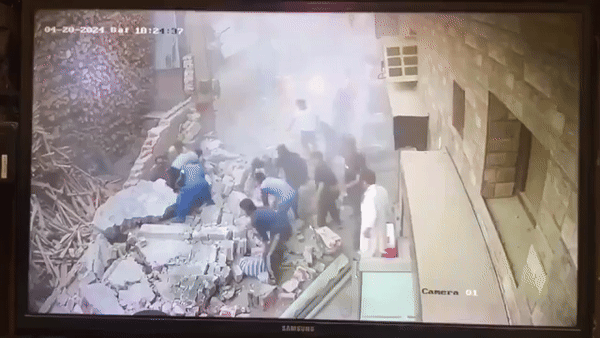 Bức tường bất ngờ đổ sập khiến nhiều người thiệt mạng, camera hé lộ toàn bộ diễn biến kinh hoàng - Ảnh 2.