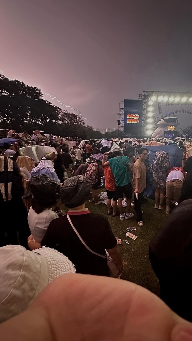 Trải nghiệm “kinh hoàng” khi show diễn ngoài trời gặp mưa lớn: Khán giả khổ một, người tổ chức sự kiện khổ mười! - Ảnh 4.