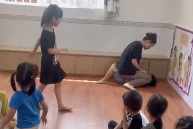 Tin mới vụ c&ocirc; gi&aacute;o mầm non ngồi l&ecirc;n người, nh&eacute;t thức ăn v&agrave;o miệng b&eacute; trai ở TPHCM - Ảnh 1.