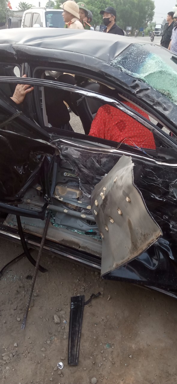 Clip 15 giây ám ảnh vụ Camry bị húc bay giữa ngã tư, 4 người thương vong - Ảnh 2.