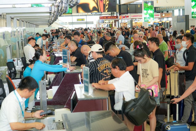 Thông tin bất ngờ về lượng khách qua sân bay Nội Bài dịp 30-4 - Ảnh 1.