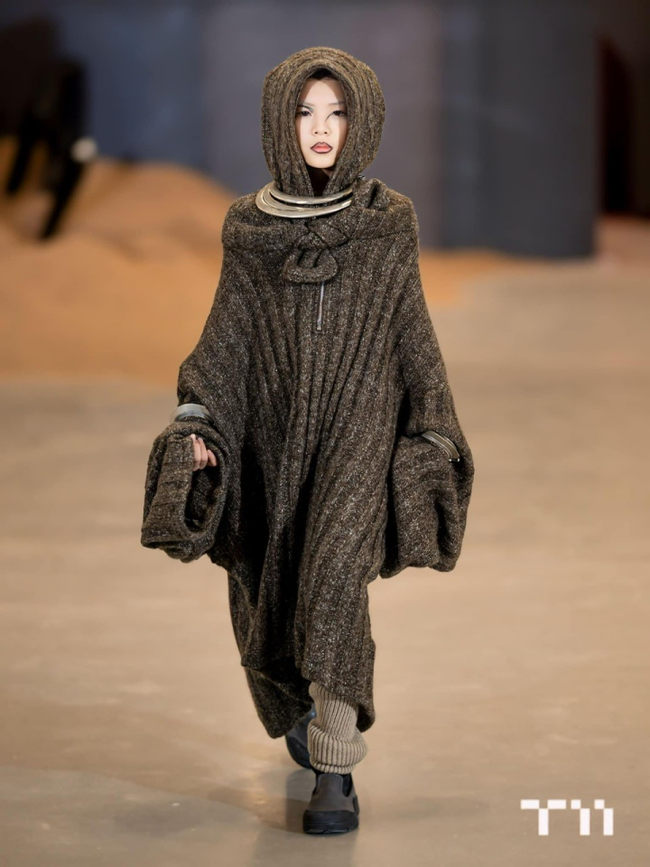 Ella Bùi trình diễn trên sàn catwalk