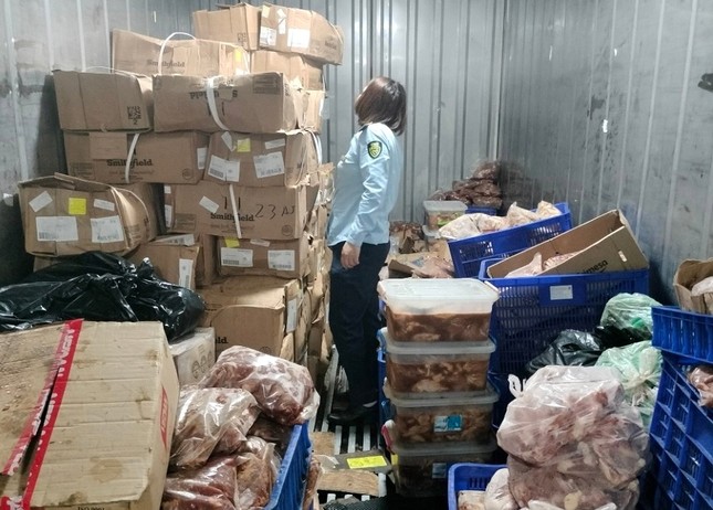 Phát hiện kho thực phẩm tẩm ướp sẵn không rõ nguồn gốc tại Hà Nội - Ảnh 1.