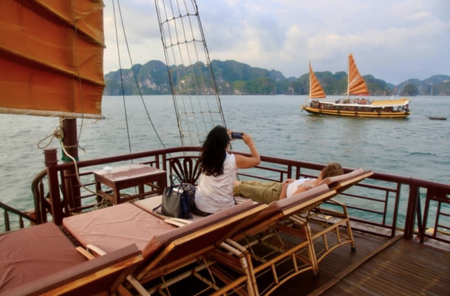 Chưa nghỉ lễ đã cháy tour du thuyền vịnh Hạ Long - Ảnh 2.