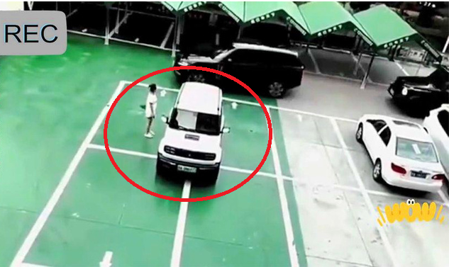 Ngang ngược đỗ giữa 4 lốt để xe, nữ tài xế chết lặng với cảnh tượng này: Camera hé lộ toàn bộ diễn biến! - Ảnh 1.