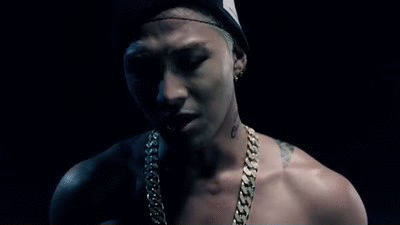 Nam rapper tung teaser MV gợi nhớ bản hit của Taeyang (BIGBANG) nhưng dân tình lại chú ý đến một điểm bất thường! - Ảnh 3.