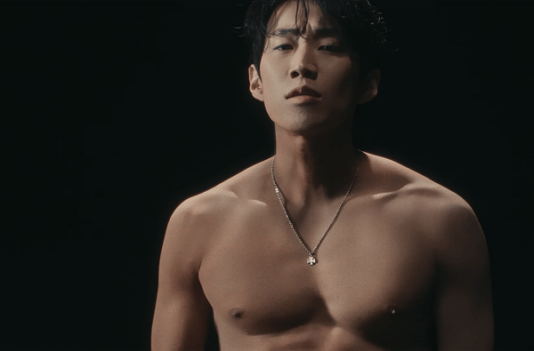 Nam rapper tung teaser MV gợi nhớ bản hit của Taeyang (BIGBANG) nhưng dân tình lại chú ý đến một điểm bất thường! - Ảnh 2.
