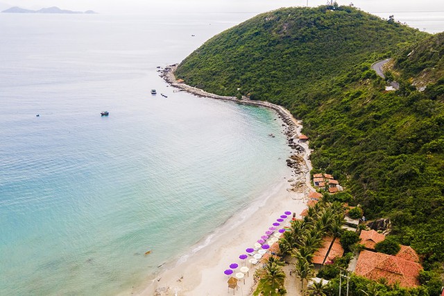 Phát hiện bãi biển ít lên quảng cáo chỉ cách Nha Trang 60km, mệnh danh là “thủ phủ” của loạt resort 5 sao - Ảnh 1.