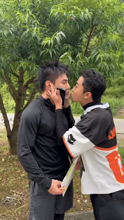 Lê Dương Bảo Lâm và dàn cast 2 ngày 1 đêm gây tranh cãi vì hôn nhau, đến Trường Giang phải lắc đầu ngao ngán  - Ảnh 2.