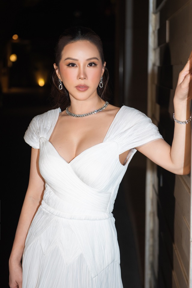 Nhan sắc gợi cảm tuổi U50 của Hoa hậu thơm nhất showbiz Việt, sống giàu sang trong dinh thự như lâu đài - Ảnh 1.