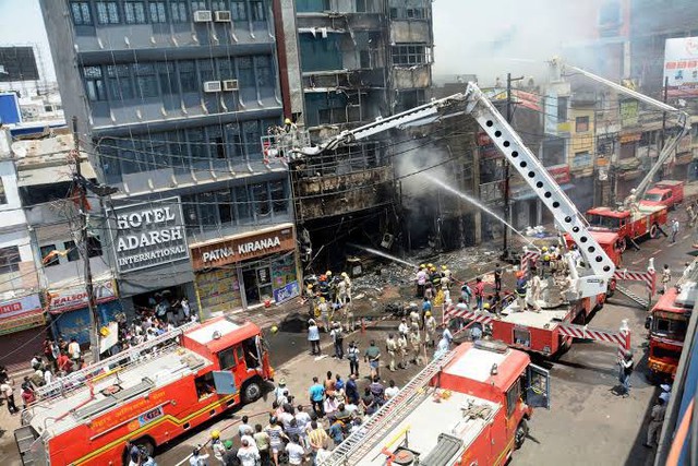 Cháy khách sạn kinh hoàng khiến 36 người thương vong: Lửa bùng phát cuồn cuộn, nhiều người nhảy từ ban công thoát thân - Ảnh 4.