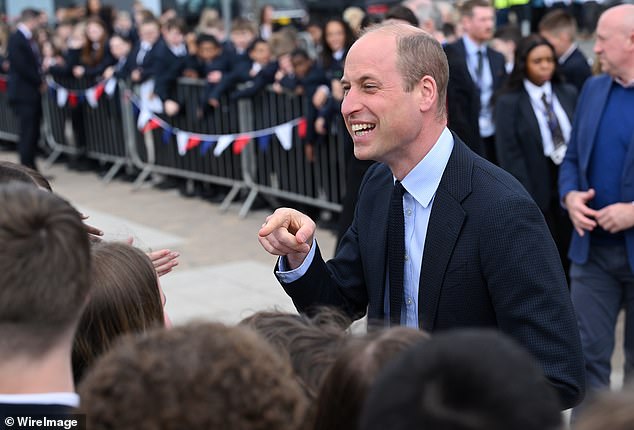 Thân vương William bất ngờ ghé thăm một trường học sau bức thư của cậu bé học sinh 12 tuổi - Ảnh 3.