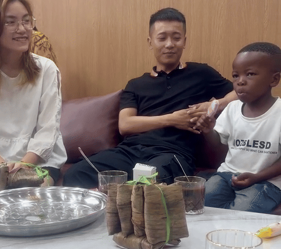 Thánh review Lôi Con liên tục chiếm spotlight trên kênh của Quang Linh Vlogs, biểu cảm khi ăn món nào ở Việt Nam cũng khiến dân mạng bật cười - Ảnh 7.