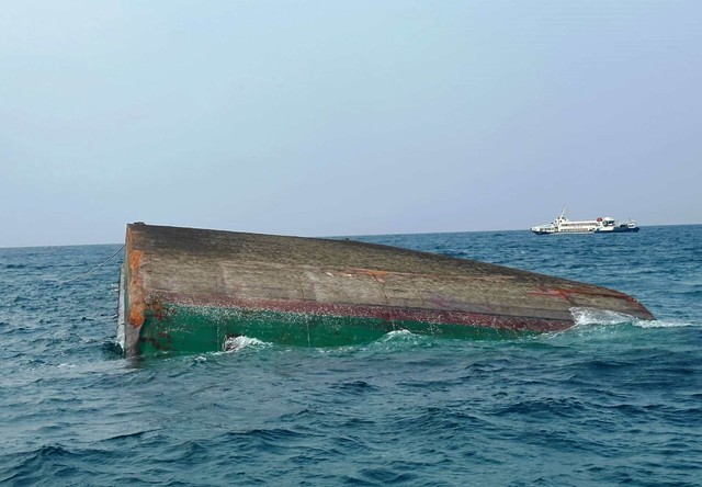 Vụ chìm sà lan ở Quảng Ngãi: Nghi ngờ có 9 người gặp nạn - Ảnh 2.