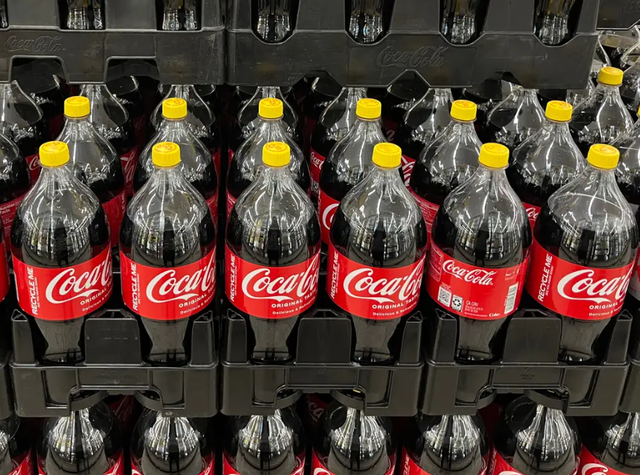 Đi siêu thị bắt gặp chai Coca-Cola có nắp vàng đừng vội lo hàng nhái: Chiêu bán hàng đỉnh cao, chiều khách hàng số 2, không ai dám nhận số 1 - Ảnh 2.