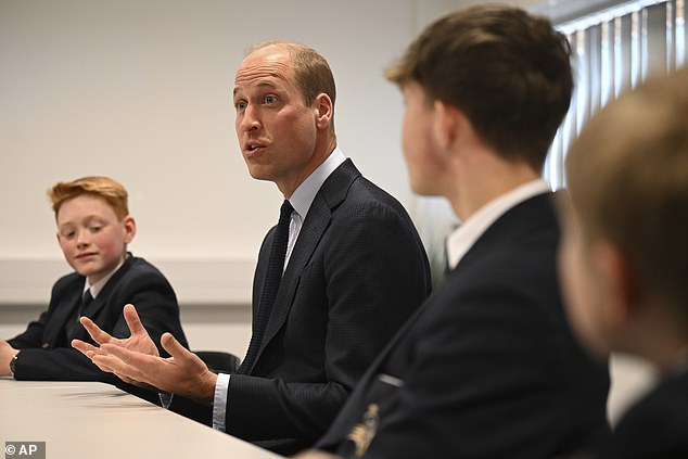 Thân vương William bất ngờ ghé thăm một trường học sau bức thư của cậu bé học sinh 12 tuổi - Ảnh 2.