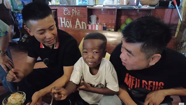 Thánh review Lôi Con liên tục chiếm spotlight trên kênh của Quang Linh Vlogs, biểu cảm khi ăn món nào ở Việt Nam cũng khiến dân mạng bật cười - Ảnh 6.