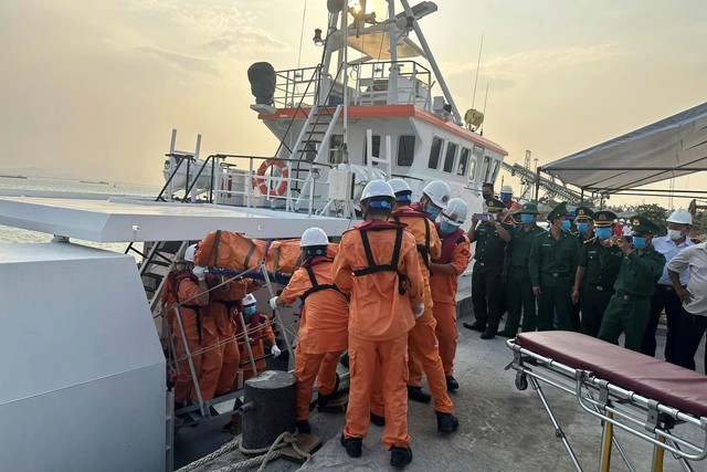 Vụ chìm sà lan ở Quảng Ngãi: Nghi ngờ có 9 người gặp nạn - Ảnh 1.