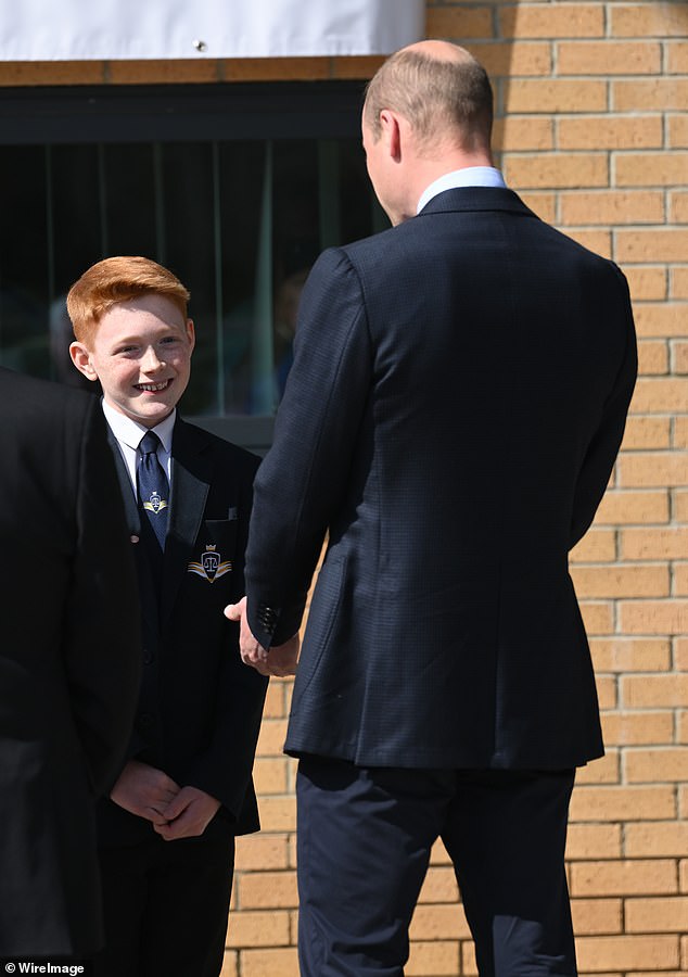 Thân vương William bất ngờ ghé thăm một trường học sau bức thư của cậu bé học sinh 12 tuổi - Ảnh 1.