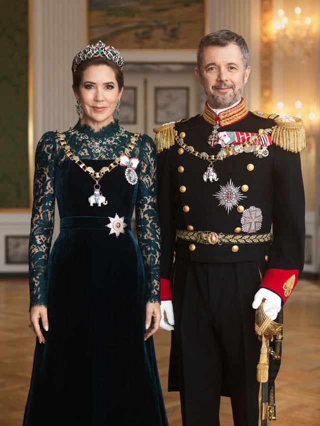 Vương hậu Mary tỏa sáng trong ảnh chân dung chính thức cùng Vua Đan Mạch Frederik, mang vương miện ngọc lục bảo nổi tiếng - Ảnh 1.