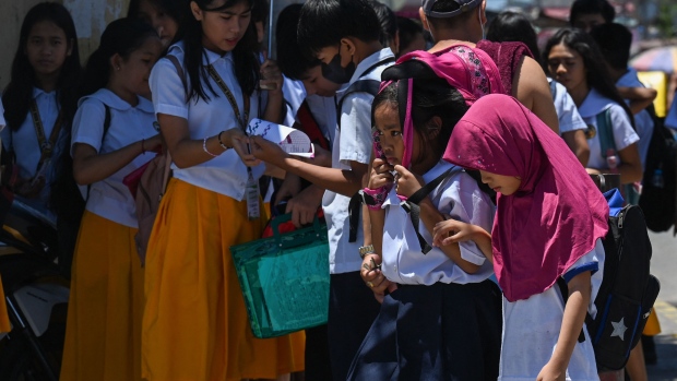 Chùm ảnh: Nắng nóng lịch sử tại hàng loạt quốc gia Đông Nam Á khiến người dân không thể thở, vật vã chống chọi với sóng nhiệt chết người - Ảnh 15.
