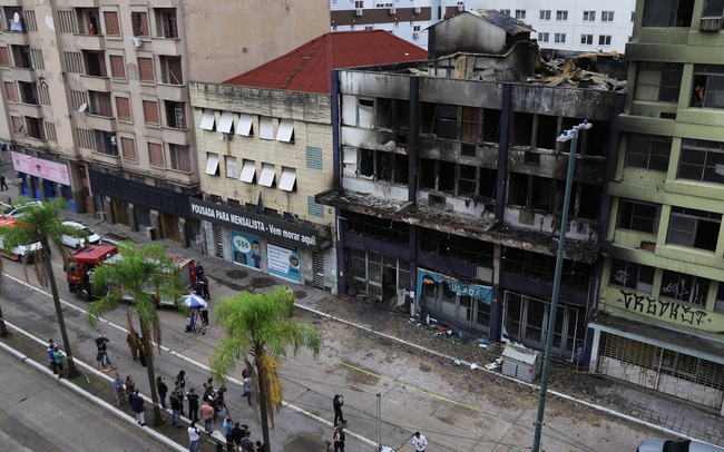 Cháy khách sạn cho người vô gia cư ở Brazil, ít nhất 10 người thiệt mạng - Ảnh 1.