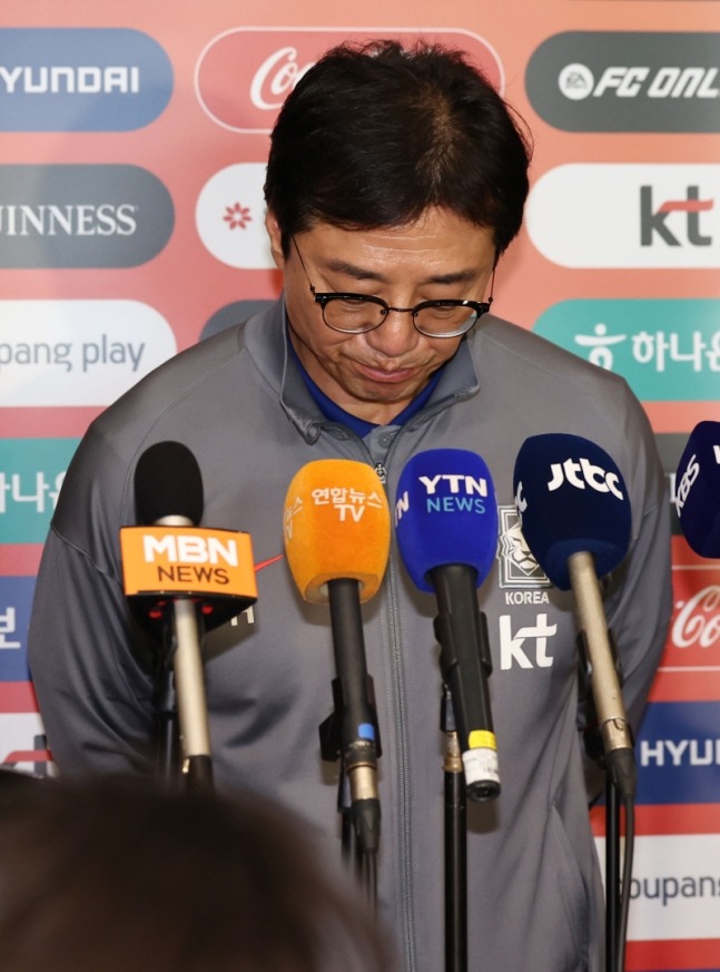 U23 Hàn Quốc buồn bã về nước sau thất bại chấn động tại giải U23 châu Á, HLV trưởng nghẹn ngào cúi đầu xin lỗi - Ảnh 7.