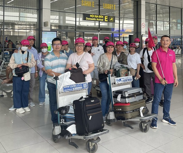 Khung cảnh lạ ở sân bay Tân Sơn Nhất trong ngày đầu nghỉ lễ 30-4, 1-5 - Ảnh 4.
