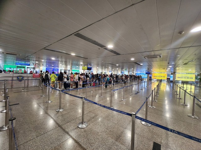 Khung cảnh lạ ở sân bay Tân Sơn Nhất trong ngày đầu nghỉ lễ 30-4, 1-5 - Ảnh 2.