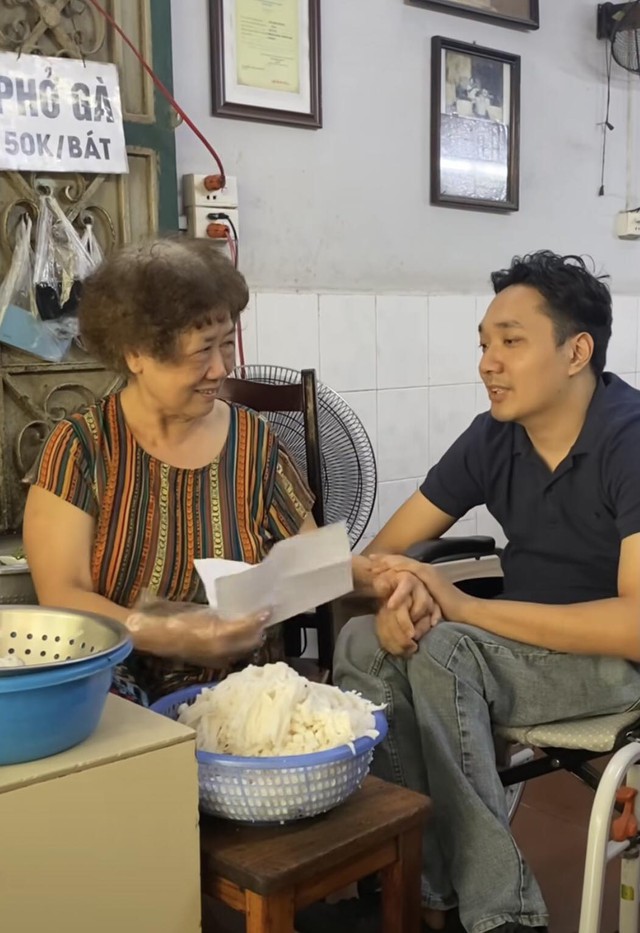 Tiktoker đi xe lăn đ&atilde; trực tiếp xin lỗi b&agrave; chủ qu&aacute;n phở, thừa nhận thiếu hiểu biết, mong được tha thứ - Ảnh 2.