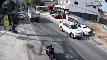 Rẽ không xi nhan, ô tô khiến người đi xe máy như đóng phim hành động: Clip hiện trường gây tranh cãi - Ảnh 1.