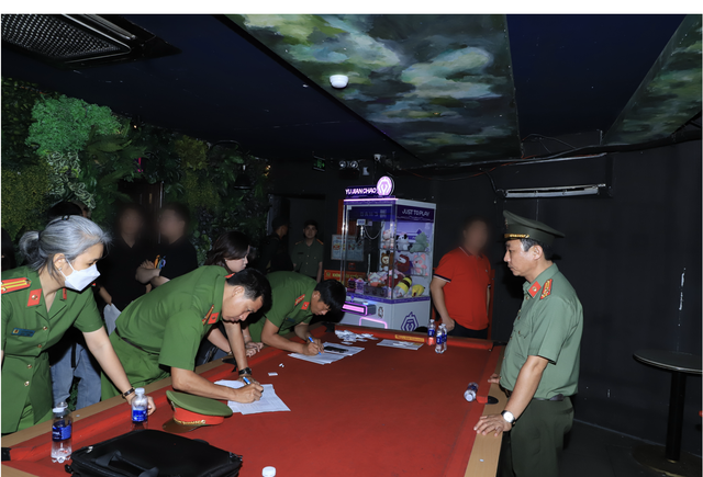 N&Oacute;NG: C&ocirc;ng an Đồng Nai ập v&agrave;o kiểm tra h&agrave;ng loạt qu&aacute;n bar, vũ trường, beer club &ldquo;tr&aacute; h&igrave;nh&rdquo; - Ảnh 7.