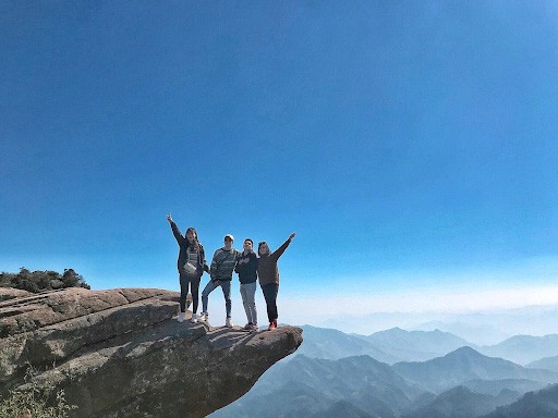 Hè ra biển quá đông đúc, dân tình kéo nhau leo núi săn mây: Những địa điểm gần Hà Nội chỉ cần xách balo lên là đi được ngay 30/4 này - Ảnh 4.