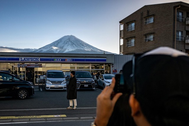 Thị trấn Nhật quyết dựng rào chặn view ngắm núi Phú Sĩ vì không chịu nổi làn sóng du khách đổ đến check-in - Ảnh 1.