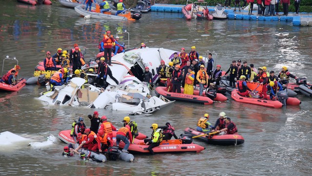 Tắt nhầm động cơ, phi công lái máy bay đâm sầm xuống cầu cao tốc khiến 48 hành khách thiệt mạng tại chỗ - Ảnh 6.