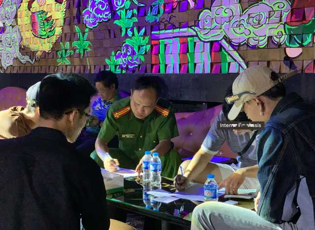 N&Oacute;NG: C&ocirc;ng an Đồng Nai ập v&agrave;o kiểm tra h&agrave;ng loạt qu&aacute;n bar, vũ trường, beer club &ldquo;tr&aacute; h&igrave;nh&rdquo; - Ảnh 4.