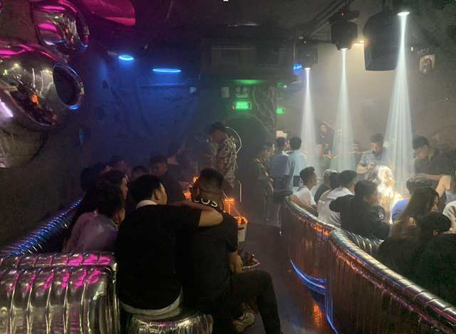 N&Oacute;NG: C&ocirc;ng an Đồng Nai ập v&agrave;o kiểm tra h&agrave;ng loạt qu&aacute;n bar, vũ trường, beer club &ldquo;tr&aacute; h&igrave;nh&rdquo; - Ảnh 3.
