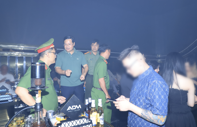NÓNG: Công an Đồng Nai ập vào kiểm tra hàng loạt quán bar, vũ trường, beer club “trá hình” - Ảnh 2.