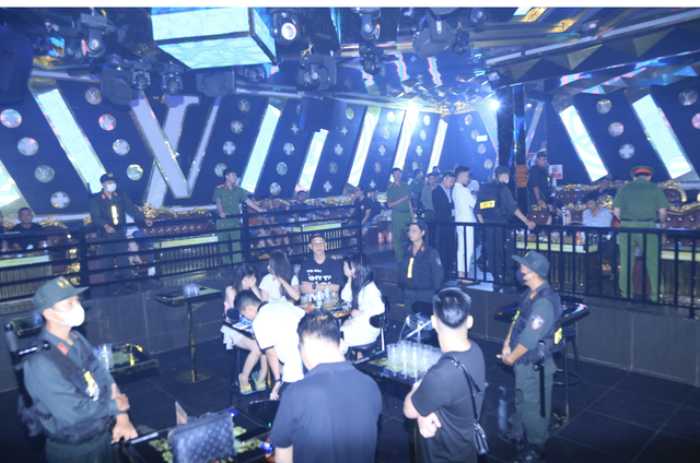 NÓNG: Công an Đồng Nai ập vào kiểm tra hàng loạt quán bar, vũ trường, beer club “trá hình” - Ảnh 1.