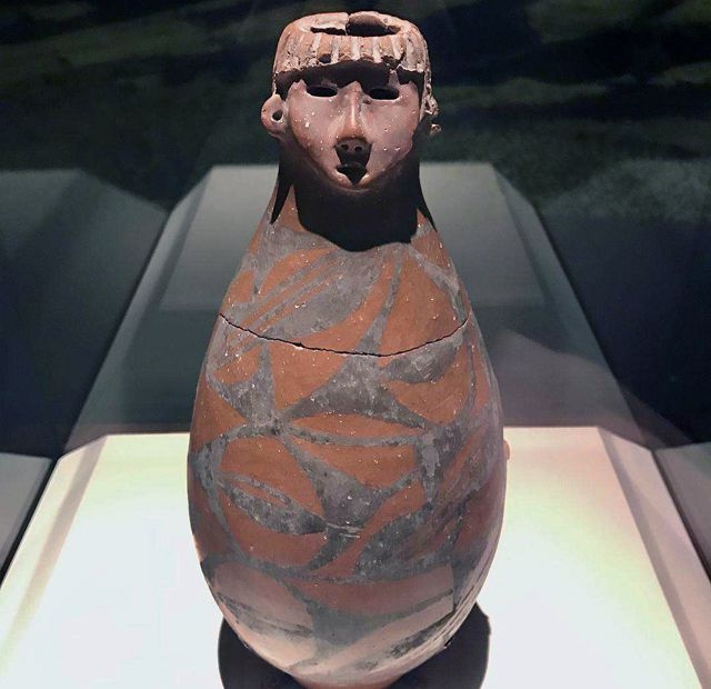 Đào đất tại công trường, nông dân phát hiện bình gốm hình đầu người kỳ lạ, dài 30cm, đem về nhà khiến đàn lợn lăn ra chết: chuyên gia khẳng định là báu vật niên đại 5.000 năm - Ảnh 3.