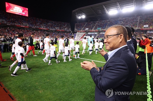 HLV Kim Sang-sik - người được kì vọng trở thành Park Hang-seo thứ 2 vực dậy đội tuyển Việt Nam sau thời Troussier - là ai? - Ảnh 2.