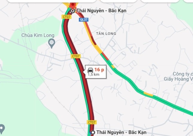 Cao tốc tắc kéo dài, người dân bỏ xe xuống đường đứng - Ảnh 4.